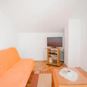 https://apartments-ivomar.hotels-in-trogir.com